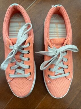 Sperry Women’s Coral Sneakers with White Laces